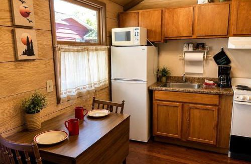 Grayling House | Cabin 19-Woodland Motor Lodge