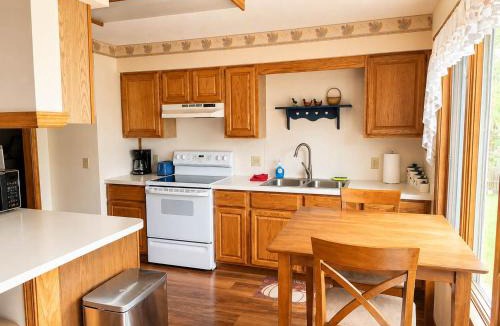Grayling House | Cabin 32-1 Queen 1 Full Standard-Woodland Motor Lodge