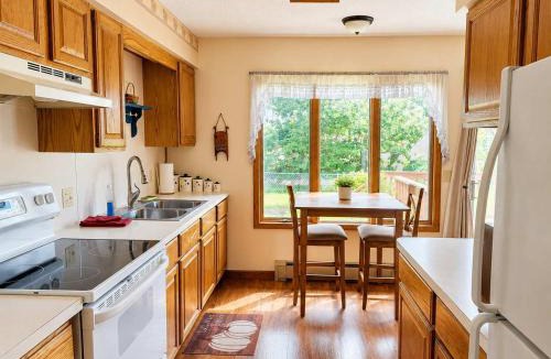 Grayling House | Cabin 32-1 Queen 1 Full Standard-Woodland Motor Lodge