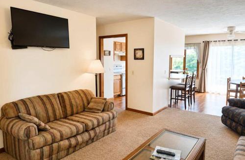 Grayling House | Cabin 32-1 Queen 1 Full Standard-Woodland Motor Lodge