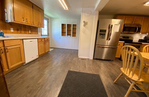 Hines Villa | Cabin 8 Lakefront Resort