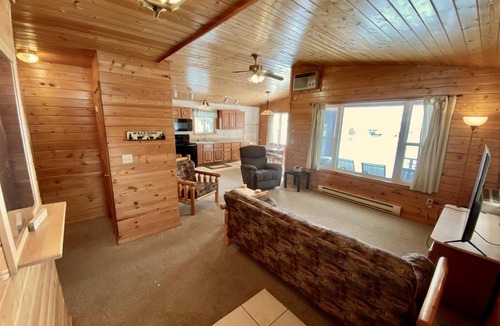 Hines Villa | Cabin 9 Lakefront Family Resort