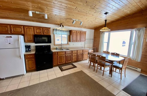 Hines Villa | Cabin 9 Lakefront Family Resort
