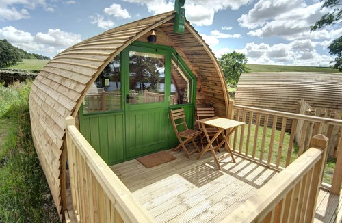 Langley-on-Tyne Ski Chalet | Cabin by the Lake near Historic Bristol Lodge