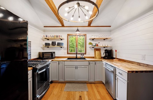 Nazareth Cabin | Cabin: Hot-Tub, Pickleball, Speakeasy, Bourbon Trail