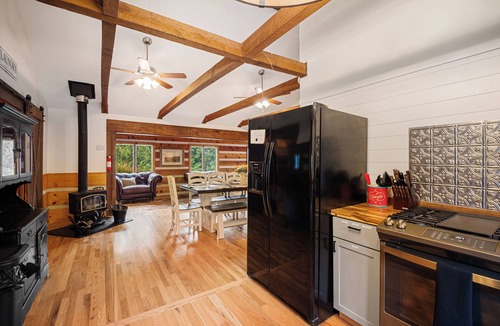 Nazareth Cabin | Cabin: Hot-Tub, Pickleball, Speakeasy, Bourbon Trail