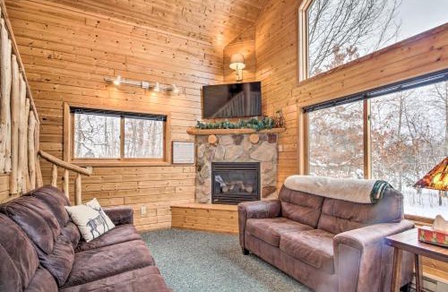 Pequot Lakes House | Cabin w/Fireplace < 1 Mile to Lakes + Golf