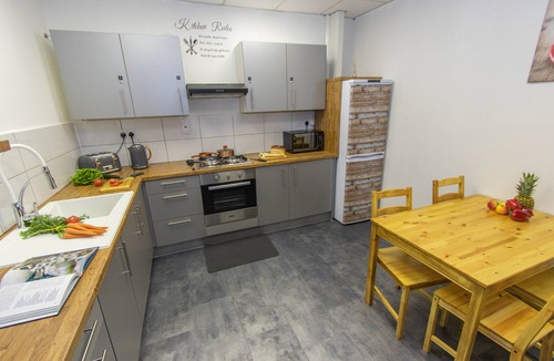 Wolverhampton House | Cades Accommodation