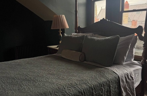Pittsburgh Hotel | Calabria Room - Villagio Boutique Hotel ★WALK to STADIUM ★FREE PARKING