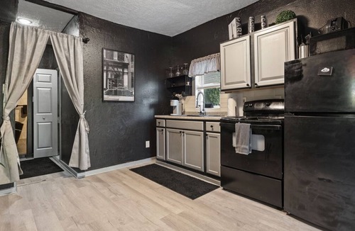 Homestead Apartment | California king wet room suite