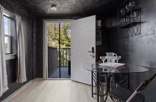 Homestead Apartment | California king wet room suite