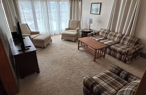 Bellaire House | Camp Bellaire - Lakes - Ski - Golf - Walk to Downtown & Shorts Brewing!