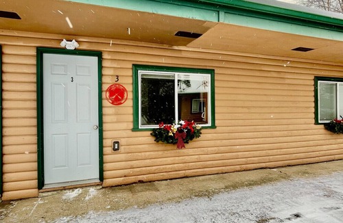 Grand Rapids Apartment | Campfire Cottage | McKinney Lake Cottages | One Bedroom | One Bath