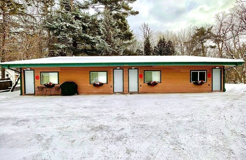 Grand Rapids Apartment | Campfire Cottage | McKinney Lake Cottages | One Bedroom | One Bath