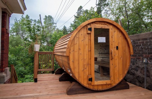 Endion House | Captain's Quarters Suite w/Fireplace & Sauna