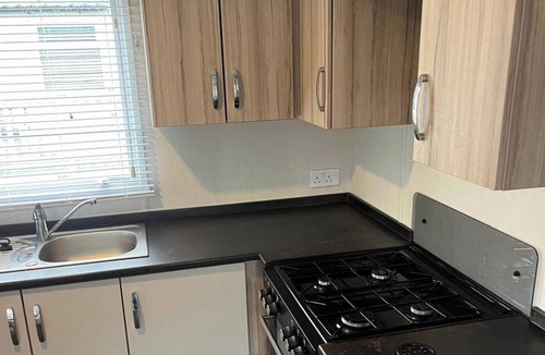 Dunbar Cabin | Caravan- Sleeps 6, 2 Bedrooms - Thurston Manor