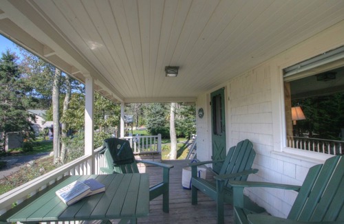 Boothbay Harbor Condo | Cardinal Cottage | 3BR + 3 Porches + Fireplace