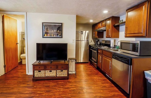 South Side Flats Apartment | Carey Way Quarters - Explorer's Dream Pad