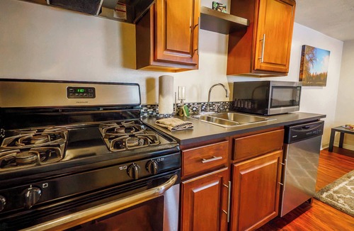 South Side Flats Apartment | Carey Way Quarters - Explorer's Dream Pad
