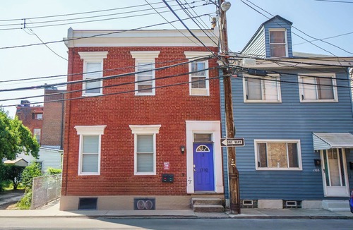South Side Flats Apartment | Carey Way Quarters - Explorer's Dream Pad