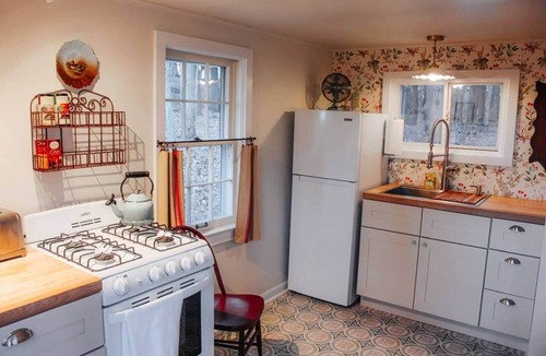 Portage House | Carpenter’s Cottage-Cozy Historic Retreat on 72 Acres+ Water