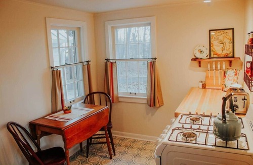 Portage House | Carpenter’s Cottage-Cozy Historic Retreat on 72 Acres+ Water