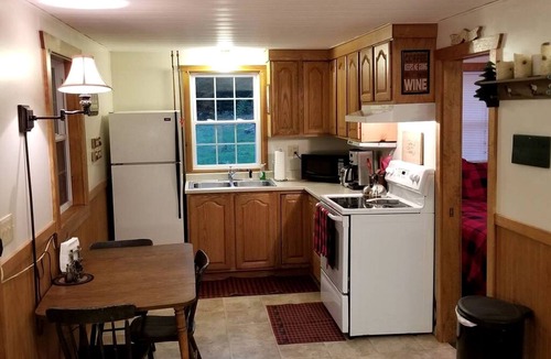 Carroll Cabin | Carroll, NH Pet-Friendly Cabin with Hot Tub: Your Ultimate Retreat