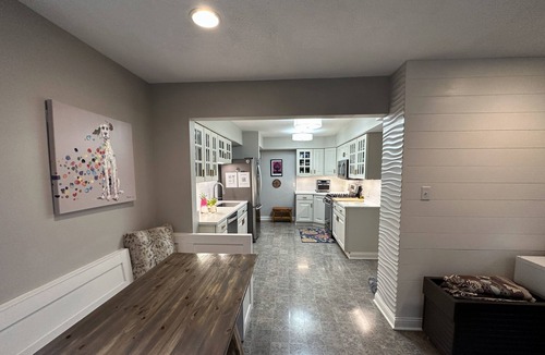 Golden Valley House | Casa Kelly - Vibrant family home with EV charger and fenced yard