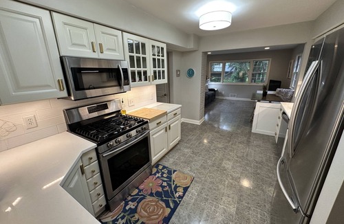 Golden Valley House | Casa Kelly - Vibrant family home with EV charger and fenced yard