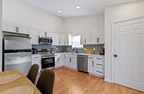 Indianapolis House | Casa Verde -Single-Story, Huge backyard, Baby crib