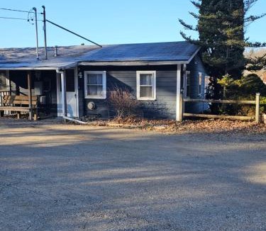 Newaygo Apartment | Castaway Cottage on Croton Pond #4