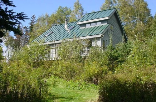 Rangeley House | 🐾Cathedral ceilings with atrium doors that open onto a large deck, dog friendly