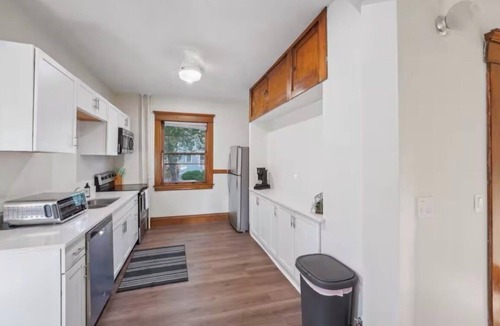 Summit - University Apartment | Cathedral Hill 3-bedroom charm