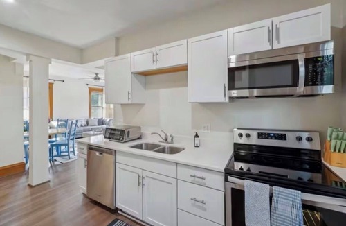 Summit - University Apartment | Cathedral Hill 3-bedroom charm
