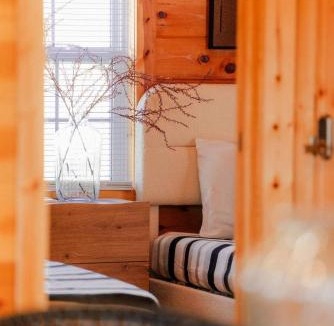 Laurelville House | Cedar Wrapped Cozy Villa Cabin - 4 miles from Trails