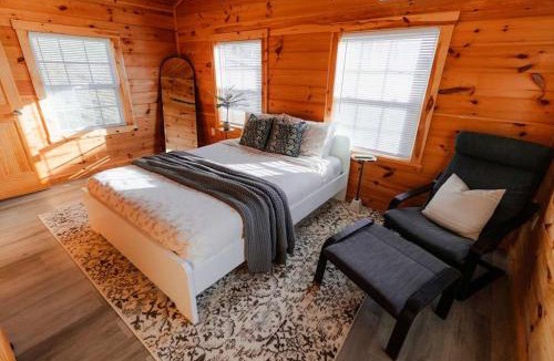 Laurelville House | Cedar Wrapped Cozy Villa Cabin - 4 miles from Trails