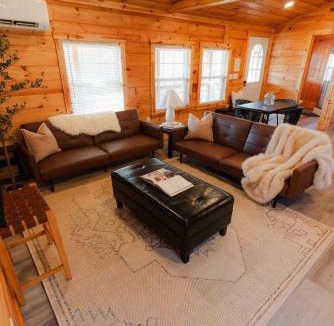 Laurelville House | Cedar Wrapped Cozy Villa Cabin - 4 miles from Trails