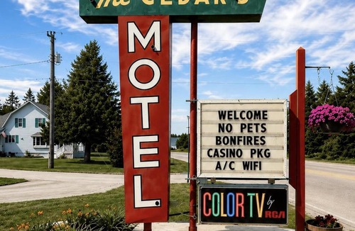 St Ignace Hotel | Cedars Motel