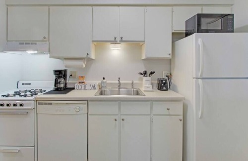 North Canton Apartment | Central & Cozy 1BR near Hall of Fame/Airport