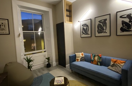 Tollcross Apartment | Central, cozy, clean apartment for couples