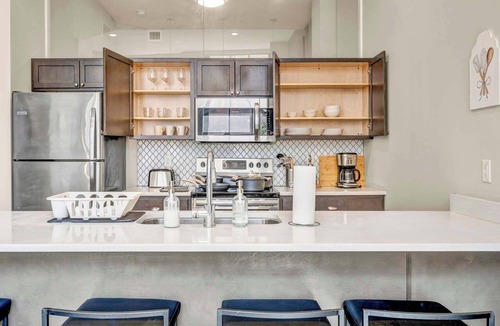 Gateway District Apartment | Central Flat w/Pool & Sauna Gym Heart of DT