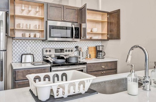 Gateway District Apartment | Central Flat w/Pool & Sauna Gym Heart of DT