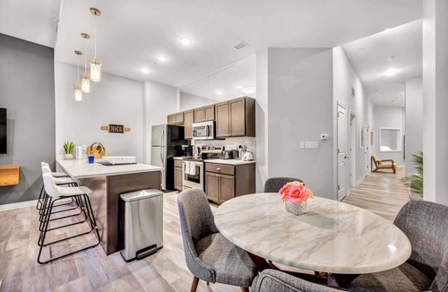 Gateway District Apartment | Central Flat w/Pool & Sauna Gym Heart of DT