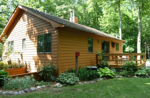 Traverse City House | Central Location! Relax at this Restful Retreat 10-15 from Downtown