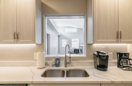 Melbourne House | Central Melb Accessible 5bd/3ba Pool-Sleeps 14!