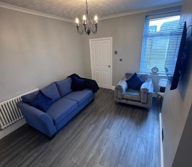 Carlisle House | Central Near Hospital 2 Bedroom - Sleeps 4 - Self Check In - Fully Furnished