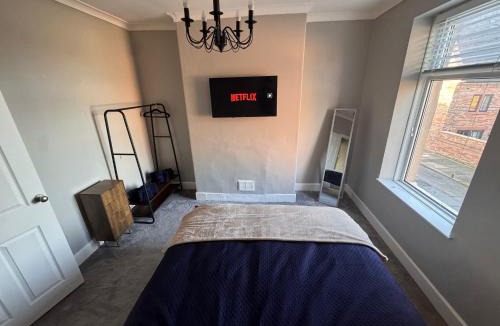 Carlisle House | Central Near Hospital 2 Bedroom - Sleeps 4 - Self Check In - Fully Furnished