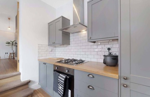 Heaton House | Central Newcastle 2BR with Free Parking and Wifi