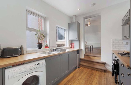 Heaton House | Central Newcastle 2BR with Free Parking and Wifi