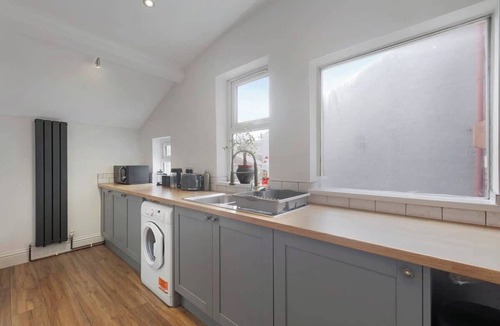 Heaton House | Central Newcastle 2BR with Free Parking and Wifi